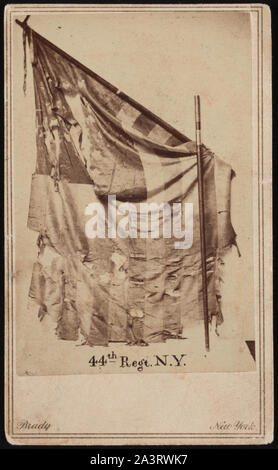 Drapeau de l'Union en lambeaux du 44e Régiment d'infanterie de New York] / Brady, New York Banque D'Images