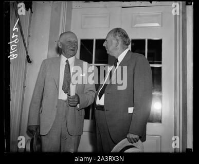 Réduction d'impôt est perçu après Maison Blanche palabre. Washington, D.C., août13. Une prédiction que les impôts ne sera pas augmenté au cours de l'année prochaine et peut, en fait, être légèrement réduite, a été faite aujourd'hui par les dirigeants de l'impôt du congrès à la suite d'une conférence de dernière minute avec le président Roosevelt à la Maison blanche juste avant que le chef de la gauche sur sa tournée d'inspection de contrôle des inondations. Rempl. Robert L. Doughton, Caroline du Nord, président de la Chambre signifie Comité, et le sénateur Pat Harrison, au Mississippi, président de la Commission des finances du Sénat, sont indiquées de quitter la Maison Blanche après la conférence Banque D'Images