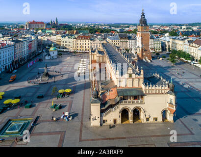 Cracovie, Pologne. Vue aérienne de la vieille ville, avec la place du marché (Rynek), ancienne salle des tabliers (Sukiennice), statue de Mickiewicz, petite église St. Banque D'Images