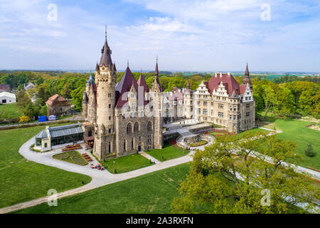 Moszna fabuleux château historique dans près de Opole, Silésie, Pologne. Construit en XVII siècle, s'étend de 1900 à 1914. Banque D'Images
