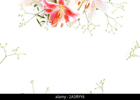 Composition de fleurs. Cadre fait de rose et de fleurs de lys blanc sur fond blanc. Mise à plat, vue du dessus, copiez l'espace. Banque D'Images