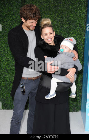 La photo doit être crédité ©Kate Green/Alpha Press 079965 079965 28/11/2015 Kimberly Wyatt et Max avec Willow fille Rogers Rogers à l'Snoopy et Charlie Brown Peanuts la projection de Gala Film tenue à vue West End à Leicester Square, Londres. Banque D'Images