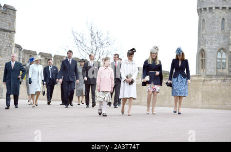 La photo doit être crédité ©Kate Green/Alpha Press 079671 05/04/2015 Le prince Andrew, duc de York, la Princesse Anne, Tim Laurence, Lady Sarah Chatto, Prince Edward, comte de Wessex, Lady Louise Windsor, Peter Phillips, Sophie comtesse de Wessex, automne Phillips et Princesse Béatrice assister à un service à l'église le jour de Pâques qui a eu lieu à la Chapelle St George, le château de Windsor Banque D'Images