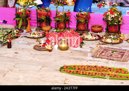 Chanda Bazar, 24 Parganas Nord, l'Inde, 6 octobre, 2019 : la puja hindoue des matériaux comme les pots en terre, mangue feuilles, fleurs, lampes en terre etc. Banque D'Images