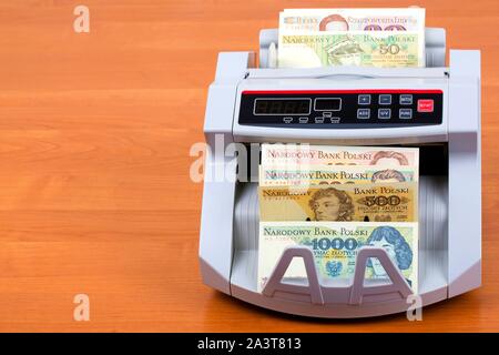 Old Polish Zloty dans une machine de comptage Banque D'Images