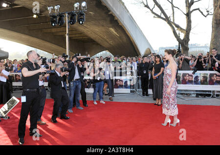 La photo doit être crédité ©Jeff Spicer/Alpha Press 079682 15/04/2015 Carey Mulligan à la première du film de loin de la foule à BFI Southbank London Banque D'Images