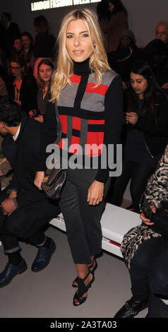 La photo doit être crédité ©Jeff Spicer/Alpha Press 079608 20/02/2015 Mollie King à la Fashion Show LFW Daks London Fashion Week Automne Hiver 2015 Banque D'Images