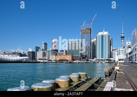 Vue sur le paysage urbain d'Auckland Waitemata Harbour. Princes Wharf, au premier plan. Banque D'Images