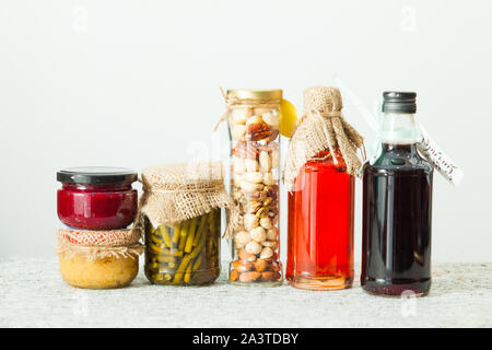 Sauce maison, assaisonnement et sirop de fruits sur la table blanche. Banque D'Images