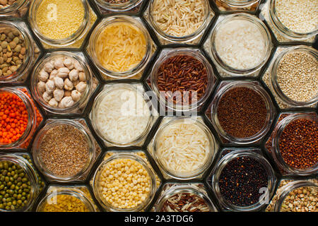 Motif de fond alimentaire - grains et céréales en pots Banque D'Images