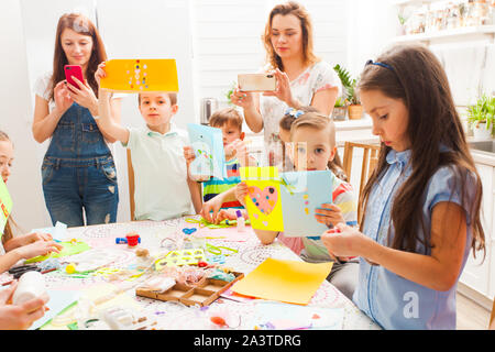 Document de l'artisanat pour les enfants idée. Les enfants faisant carte de souhaits Banque D'Images