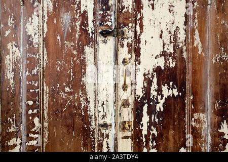 Ancienne armoire avec portes peintes fissurée, la texture de la peinture craquelée altérée Banque D'Images