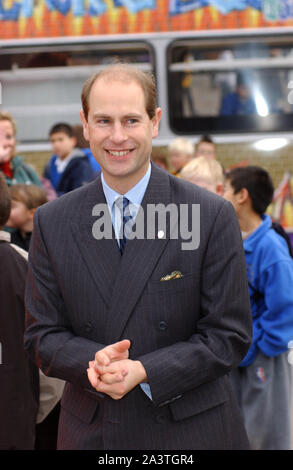 Le comte de Wessex rencontre les jeunes impliqués dans le système d'attribution du duc d'Édimbourg au Millennium Stadium, Cardiff aujourd'hui (mardi 19/11/02) où les régimes Conseil Général 2003 a été tenu. 19/11/02 Banque D'Images