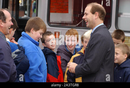 Le comte de Wessex rencontre les jeunes impliqués dans le système d'attribution du duc d'Édimbourg au Millennium Stadium, Cardiff aujourd'hui (mardi 19/11/02) où les régimes Conseil Général 2003 a été tenu. 19/11/02 Banque D'Images