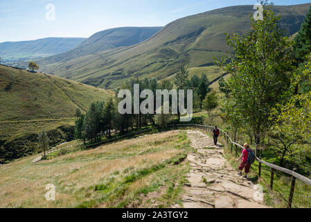 D'âge mûr sur le chemin en pente à l'échelle de Jacobs, Edale, Peak District, Derbyshie, Angleterre. Banque D'Images