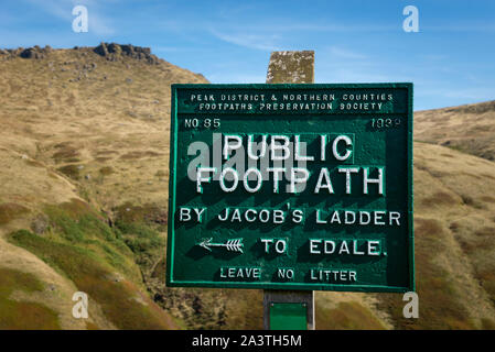 Ancien sentier signe à Jacobs Ladder sur le Pennine Way, Peak District, Derbyshire, Angleterre. Banque D'Images