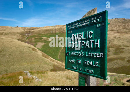 Ancien sentier signe à Jacobs Ladder sur le Pennine Way, Peak District, Derbyshire, Angleterre. Banque D'Images