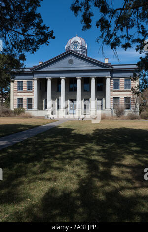 Le Renouveau classique 1910 Jeff Davis County Courthouse, avec ses beaux tour de l'horloge, est remarquable pour son début de l'utilisation du béton et de la pierre d'origine dans sa construction. Fort Davis, Texas Banque D'Images