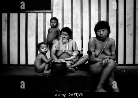 Le Brésil, l'Amazonie, Roraima : les femmes et les enfants de la communauté Yanomami assis. Banque D'Images