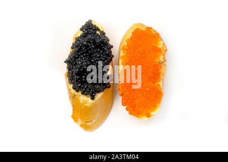 Œufs de saumon et le caviar d'esturgeon sur fond blanc Banque D'Images