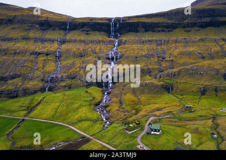 Vue aérienne des chutes d'eau dans le village de Saksun sur les îles Féroé Banque D'Images