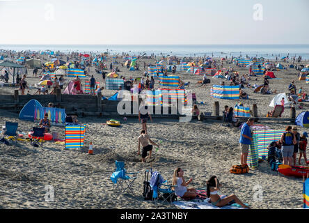 West Wittering beach sur un week-end férié d'août avec les vacanciers profitant du soleil et du sable. Banque D'Images