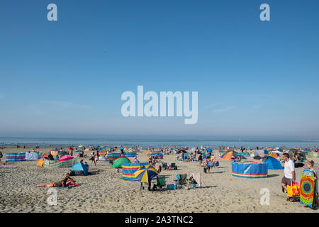 West Wittering beach sur un week-end férié d'août avec les vacanciers profitant du soleil et du sable. Banque D'Images