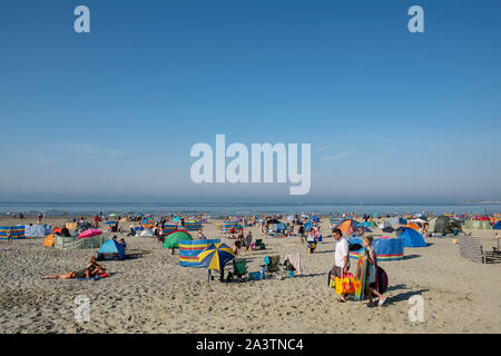 West Wittering beach sur un week-end férié d'août avec les vacanciers profitant du soleil et du sable. Banque D'Images