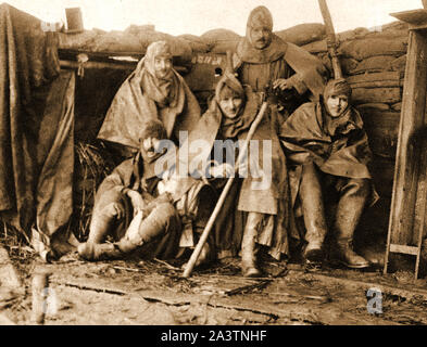 La première guerre mondiale- officiers britanniques portant des Mackintoshes nouvellement émises et des bottes en caoutchouc Banque D'Images