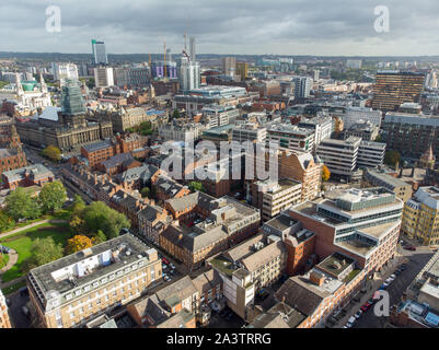 Photo aérienne prise sur le centre de Leeds au Royaume-Uni, montrant le centre-ville typiquement britannique ainsi que des hôtels, des commerces et centres commerciaux, prises Banque D'Images