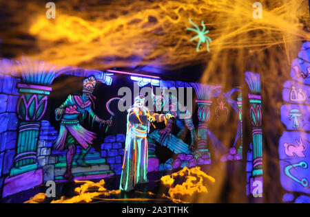 Scott Meiklejohn obtient en caractère comme une momie pendant une photo d'appeler à l'avance de 'Hallowild', Blair Drummond Safari Parcs Halloween annuel événement. Le thème de cette année dans la promenade hantée est un tombeau égyptien ayant des effets 3D aux côtés d'acteurs qui jouent les rôles des pharaons et des momies. PA Photo. Photo date : Jeudi 10 octobre 2019. Voir l'histoire de Halloween. ANIMAUX PA Crédit photo doit se lire : Andrew Milligan/PA Wire Banque D'Images