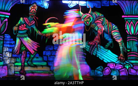 Scott Meiklejohn obtient en caractère comme une momie pendant une photo d'appeler à l'avance de 'Hallowild', Blair Drummond Safari Parcs Halloween annuel événement. Le thème de cette année dans la promenade hantée est un tombeau égyptien ayant des effets 3D aux côtés d'acteurs qui jouent les rôles des pharaons et des momies. PA Photo. Photo date : Jeudi 10 octobre 2019. Voir l'histoire de Halloween. ANIMAUX PA Crédit photo doit se lire : Andrew Milligan/PA Wire Banque D'Images