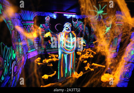 Scott Meiklejohn obtient en caractère comme une momie pendant une photo d'appeler à l'avance de 'Hallowild', Blair Drummond Safari Parcs Halloween annuel événement. Le thème de cette année dans la promenade hantée est un tombeau égyptien ayant des effets 3D aux côtés d'acteurs qui jouent les rôles des pharaons et des momies. PA Photo. Photo date : Jeudi 10 octobre 2019. Voir l'histoire de Halloween. ANIMAUX PA Crédit photo doit se lire : Andrew Milligan/PA Wire Banque D'Images