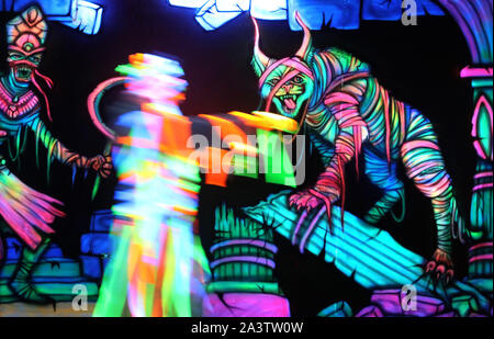 Scott Meiklejohn obtient en caractère comme une momie pendant une photo d'appeler à l'avance de 'Hallowild', Blair Drummond Safari Parcs Halloween annuel événement. Le thème de cette année dans la promenade hantée est un tombeau égyptien ayant des effets 3D aux côtés d'acteurs qui jouent les rôles des pharaons et des momies. PA Photo. Photo date : Jeudi 10 octobre 2019. Voir l'histoire de Halloween. ANIMAUX PA Crédit photo doit se lire : Andrew Milligan/PA Wire Banque D'Images