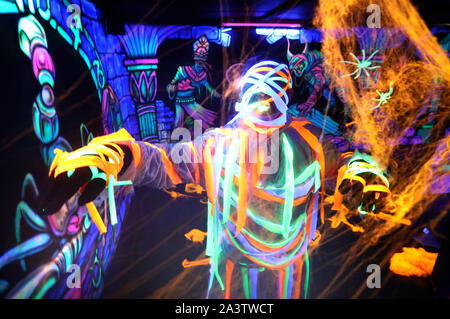 Scott Meiklejohn obtient en caractère comme une momie pendant une photo d'appeler à l'avance de 'Hallowild', Blair Drummond Safari Parcs Halloween annuel événement. Le thème de cette année dans la promenade hantée est un tombeau égyptien ayant des effets 3D aux côtés d'acteurs qui jouent les rôles des pharaons et des momies. PA Photo. Photo date : Jeudi 10 octobre 2019. Voir l'histoire de Halloween. ANIMAUX PA Crédit photo doit se lire : Andrew Milligan/PA Wire Banque D'Images