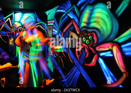 Scott Meiklejohn obtient en caractère comme une momie pendant une photo d'appeler à l'avance de 'Hallowild', Blair Drummond Safari Parcs Halloween annuel événement. Le thème de cette année dans la promenade hantée est un tombeau égyptien ayant des effets 3D aux côtés d'acteurs qui jouent les rôles des pharaons et des momies. PA Photo. Photo date : Jeudi 10 octobre 2019. Voir l'histoire de Halloween. ANIMAUX PA Crédit photo doit se lire : Andrew Milligan/PA Wire Banque D'Images