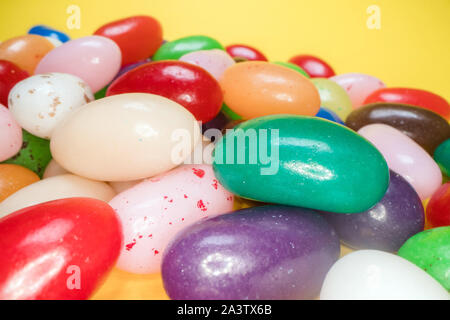 Pile de délicieux bonbons colorés de mâcher de l'arrière-plan. Bonbons colorés sur fond jaune Banque D'Images