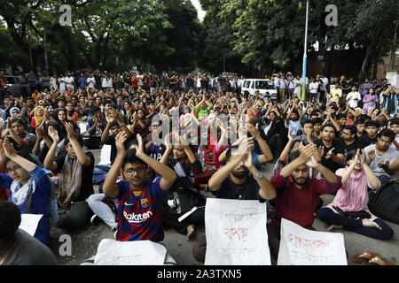 Dhaka, Bangladesh. 10 Oct, 2019. Les étudiants du Bangladesh Bangladesh University of Engineering and Technology (BUET) crier comme slogan qu'ils prennent part à une manifestation exigeant la peine de mort pour les meurtres de camarade d'Abrar Fahad, à Dhaka, Bangladesh, le 10 octobre 2019. Abrar Fahad, étudiant de deuxième année du département de génie électrique et électronique du Buet, aurait été battu à mort par des militants du parti au pouvoir heures après qu'il a critiqué le Premier Ministre Cheikh Hasina, le partage de l'eau traiter avec l'Inde. Credit : Suvra Kanti Das/ZUMA/Alamy Fil Live News Banque D'Images
