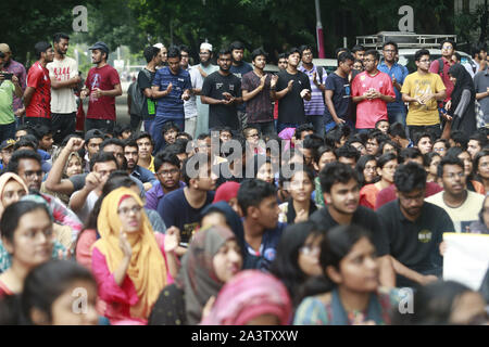 Dhaka, Bangladesh. 10 Oct, 2019. Les étudiants du Bangladesh Bangladesh University of Engineering and Technology (BUET) crier comme slogan qu'ils prennent part à une manifestation exigeant la peine de mort pour les meurtres de camarade d'Abrar Fahad, à Dhaka, Bangladesh, le 10 octobre 2019. Abrar Fahad, étudiant de deuxième année du département de génie électrique et électronique du Buet, aurait été battu à mort par des militants du parti au pouvoir heures après qu'il a critiqué le Premier Ministre Cheikh Hasina, le partage de l'eau traiter avec l'Inde. Credit : Suvra Kanti Das/ZUMA/Alamy Fil Live News Banque D'Images