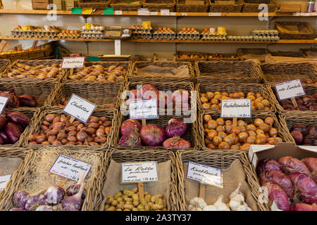 Différents types d'oignon rouge, l'ail et les pommes de terre en osier,au marché alimentaire de la rue. Banque D'Images