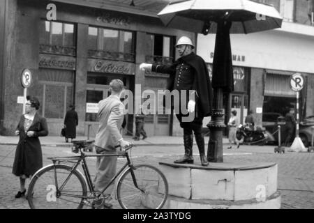 Verkehrsposten à Paris, Frankreich, 1940er Jahre. Après la circulation dans Paris, France, 1940. Banque D'Images