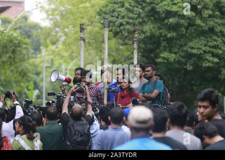 Dhaka, Bangladesh. 10 Oct, 2019. Les étudiants du Bangladesh Bangladesh University of Engineering and Technology (BUET) crier comme slogan qu'ils prennent part à une manifestation exigeant la peine de mort pour les meurtres de camarade d'Abrar Fahad, à Dhaka, Bangladesh, le 10 octobre 2019. Abrar Fahad, étudiant de deuxième année du département de génie électrique et électronique du Buet, aurait été battu à mort par des militants du parti au pouvoir heures après qu'il a critiqué le Premier Ministre Cheikh Hasina, le partage de l'eau traiter avec l'Inde. Credit : Suvra Kanti Das/ZUMA/Alamy Fil Live News Banque D'Images