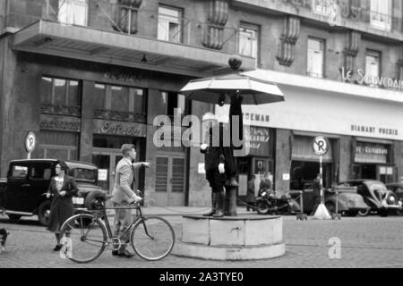Verkehrsposten à Paris, Frankreich, 1940er Jahre. Après la circulation dans Paris, France, 1940. Banque D'Images