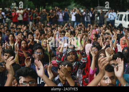 Dhaka, Bangladesh. 10 Oct, 2019. Les étudiants du Bangladesh Bangladesh University of Engineering and Technology (BUET) crier comme slogan qu'ils prennent part à une manifestation exigeant la peine de mort pour les meurtres de camarade d'Abrar Fahad, à Dhaka, Bangladesh, le 10 octobre 2019. Abrar Fahad, étudiant de deuxième année du département de génie électrique et électronique du Buet, aurait été battu à mort par des militants du parti au pouvoir heures après qu'il a critiqué le Premier Ministre Cheikh Hasina, le partage de l'eau traiter avec l'Inde. Credit : Suvra Kanti Das/ZUMA/Alamy Fil Live News Banque D'Images