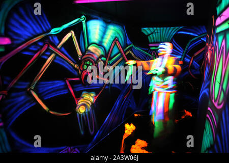 Scott Meiklejohn obtient en caractère comme une momie pendant une photo d'appeler à l'avance de 'Hallowild', Blair Drummond Safari Parcs Halloween annuel événement. Le thème de cette année dans la promenade hantée est un tombeau égyptien ayant des effets 3D aux côtés d'acteurs qui jouent les rôles des pharaons et des momies. PA Photo. Photo date : Jeudi 10 octobre 2019. Voir l'histoire de Halloween. ANIMAUX PA Crédit photo doit se lire : Andrew Milligan/PA Wire Banque D'Images