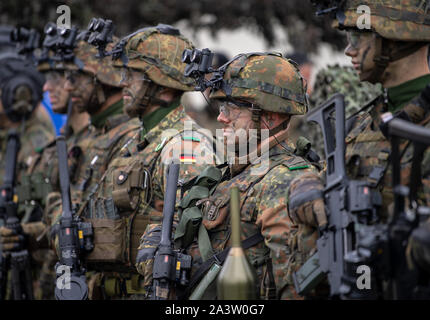 Rukla, la Lituanie. 10 Oct, 2019. Des soldats de la présence accrue de l'avant (PEF) entièrement équipé avec de dispositifs de vision de nuit sur leurs casques sont en attente de la visite du ministre de la Défense Kramp-Karrenbauer. Le programme des deux jours à la Lituanie, l'Estonie et la Lettonie comprend des entretiens politiques et des visites dans les soldats allemands qui y sont déployés. Credit : Monika Skolimowska/dpa-Zentralbild/dpa/Alamy Live News Banque D'Images