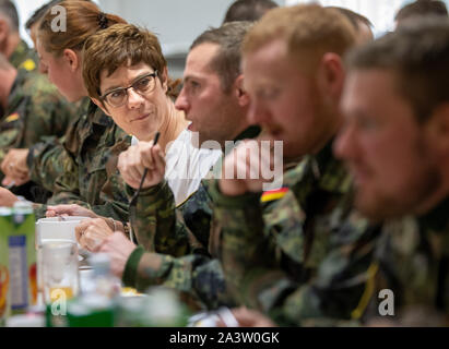 Rukla, la Lituanie. 10 Oct, 2019. Annegret Kramp-Karrenbauer (2e de gauche, CDU), Ministre de la Défense, parle aux soldats à la cantine au cours de sa visite à la présence renforcée de l'avant (PEF). Le programme des deux jours à la Lituanie, l'Estonie et la Lettonie comprend des entretiens politiques et des visites dans les soldats allemands qui y sont déployés. Credit : Monika Skolimowska/dpa-Zentralbild/dpa/Alamy Live News Banque D'Images