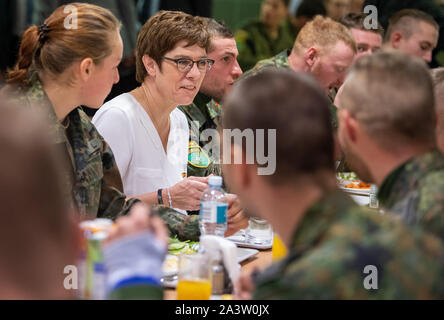 Rukla, la Lituanie. 10 Oct, 2019. Annegret Kramp-Karrenbauer (2e de gauche, CDU), Ministre de la Défense, parle aux soldats à la cantine au cours de sa visite à la présence renforcée de l'avant (PEF). Le programme des deux jours à la Lituanie, l'Estonie et la Lettonie comprend des entretiens politiques et des visites dans les soldats allemands qui y sont déployés. Credit : Monika Skolimowska/dpa-Zentralbild/dpa/Alamy Live News Banque D'Images