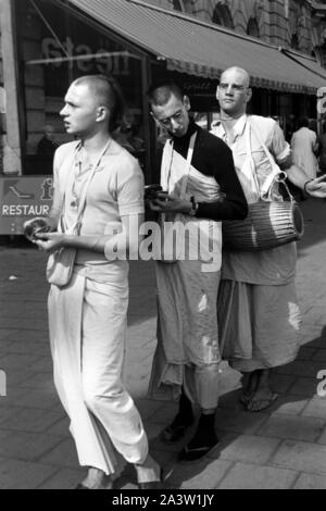 Lobpreisend trommelnd Singend, und bewegen sich durch die Jünger Hare Krishna Straßen von Amsterdam, Pays-Bas 1971. Le chant, l'éloge et de tambour Hare Krisha disciples la danse à travers les rues d'Amsterdam, Pays-Bas, 1971. Banque D'Images