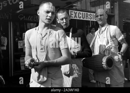 Lobpreisend trommelnd Singend, und bewegen sich durch die Jünger Hare Krishna Straßen von Amsterdam, Pays-Bas 1971. Le chant, l'éloge et de tambour Hare Krisha disciples la danse à travers les rues d'Amsterdam, Pays-Bas, 1971. Banque D'Images